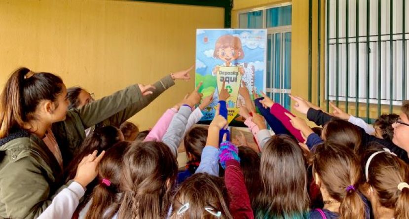 La Gomera: Reciclaje de colores; diversión en el cole