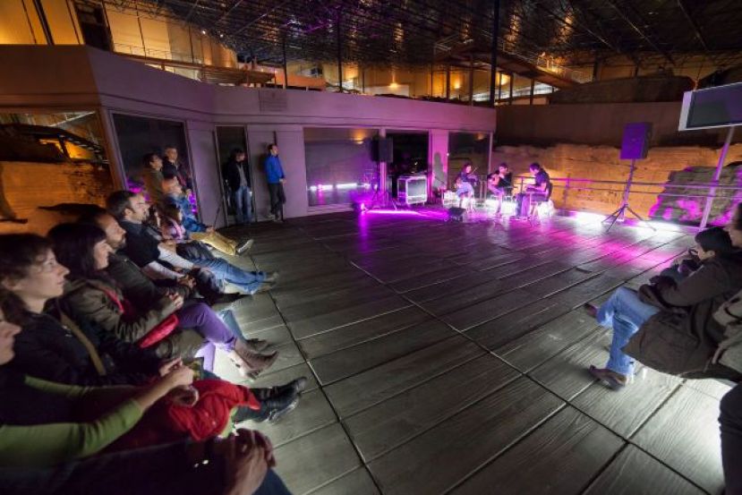 LA CUEVA PINTADA ORGANIZA UNA VISITA NOCTURNA AL YACIMIENTO EN COMPA&Ntilde;&Iacute;A DE LA M&Uacute;SICA EN DIRECTO DE CARAVANSAR TR&Iacute;O