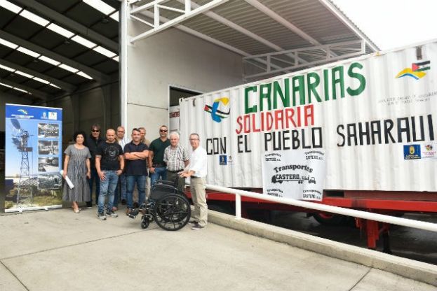 El Cabildo env&iacute;a un contenedor de 10 toneladas de material escolar, sillas de rueda y un molino para extraer agua a los campamentos saharauis