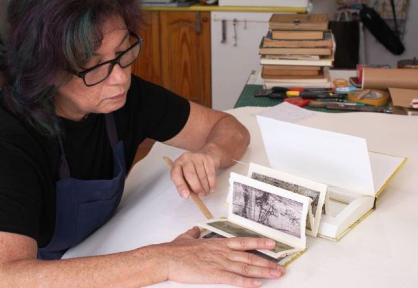 PAQUI MARTÍN IMPARTE EN LA CASA-MUSEO PÉREZ GALDÓS EL TALLER ‘LIBROS LEÍDOS, LIBROS VIVIDOS’ PARA CONVERTIR LIBROS DETERIORADOS EN OBRAS DE ARTE