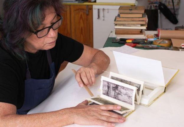 PAQUI MARTÍN IMPARTE EN LA CASA-MUSEO PÉREZ GALDÓS EL TALLER ‘LIBROS LEÍDOS, LIBROS VIVIDOS’ PARA CONVERTIR LIBROS DETERIORADOS EN OBRAS DE ARTE