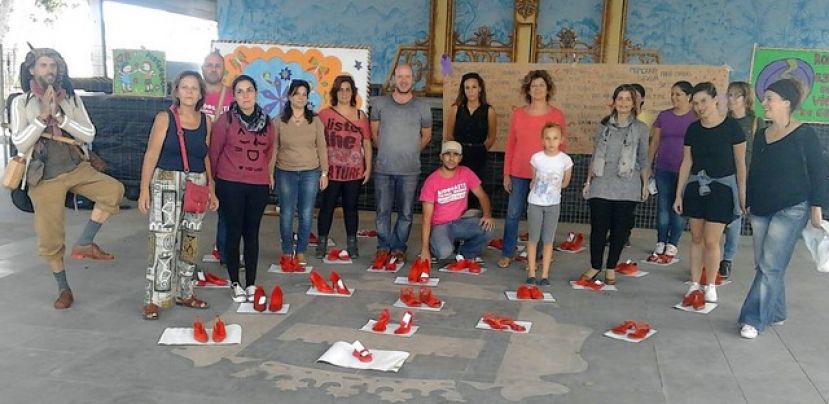 Agaete pint&oacute; zapatos de color rojo en contra de la violencia de g&eacute;nero