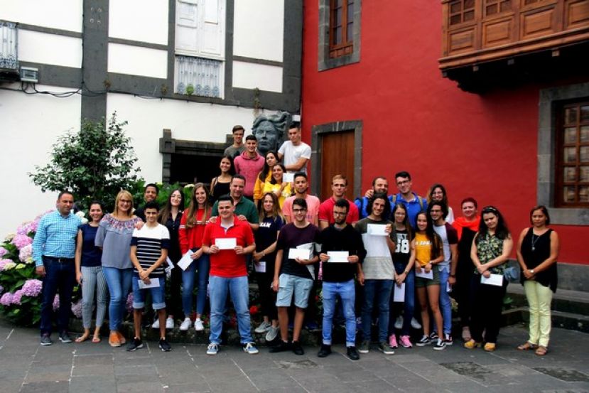 Villa de Moya: El Ayuntamiento premia a los estudiantes que superaron la EBAU