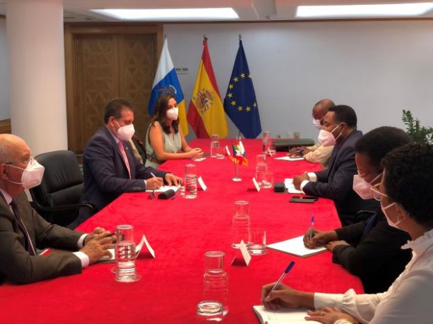 Encuentro del viceconsejero de Acción Exterior con el nuevo embajador de Guinea Ecuatorial, de visita institucional