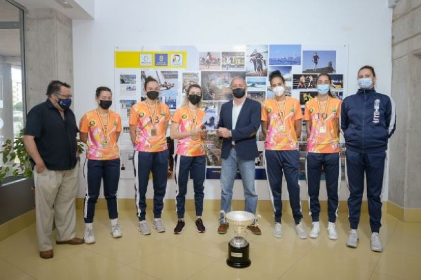 Castellano recibe a una comitiva del CV CCO 7 Palmas en la Consejería de Deportes