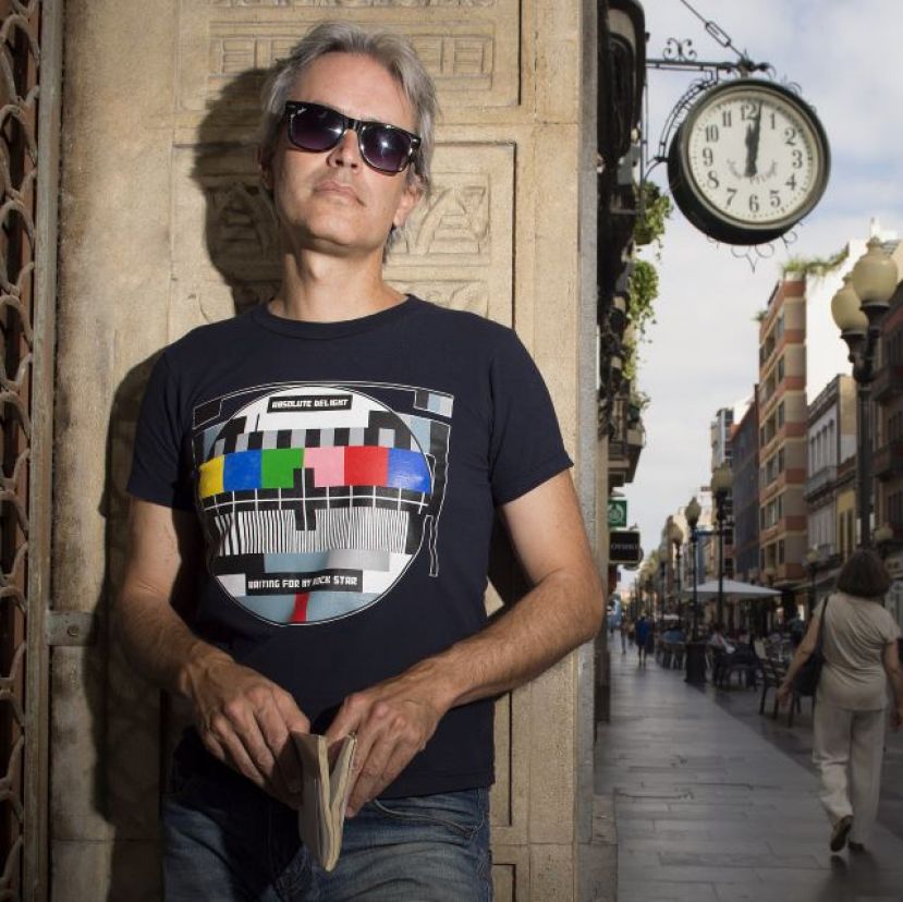 Música y poesía, ofrendas de altar de Día de Muertos dedicado a Mario Benedetti