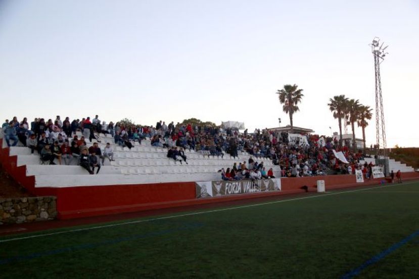 La cubierta de las gradas del campo de fútbol de Valleseco ya es una realidad