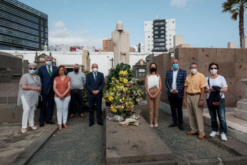 UNA OFRENDA FLORAL EN EL SEPULCRO DE TOMÁS MORALES RINDE HOMENAJE AL POETA ATLÁNTICO EN EL CENTENARIO DE SU FALLECIMIENTO