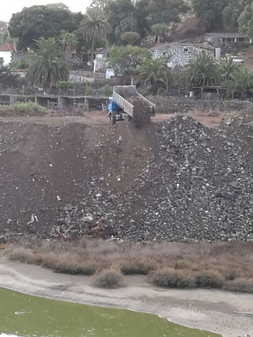 Arucas: Una subcontrata vierte escombros en un paraje protegido