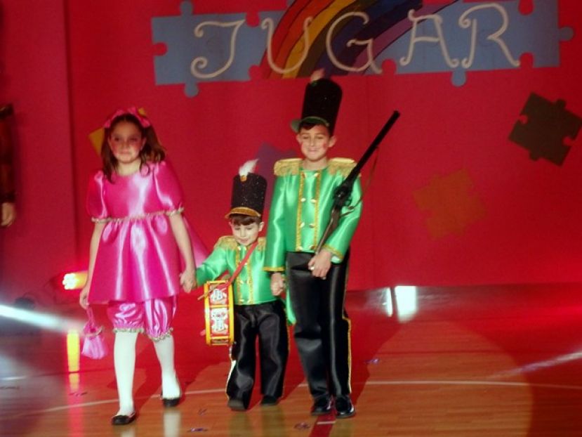 Decenas de personajes de los juegos y cuentos llenaron la gala Infantil del Carnaval galdense