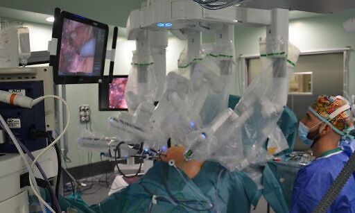 El Hospital Dr. Negrín trata por primera vez el cáncer de vejiga infiltrante con el robot Da Vinci