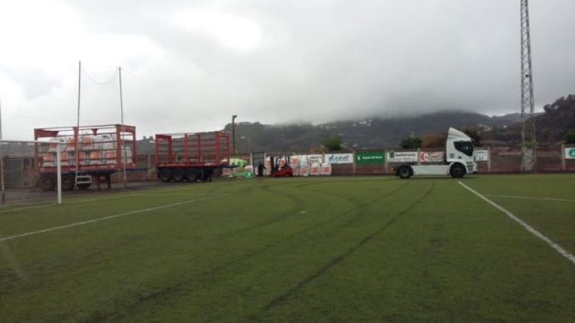Teror: Iniciada la instalaci&oacute;n del nuevo c&eacute;sped artificial en el Estadio El Pino