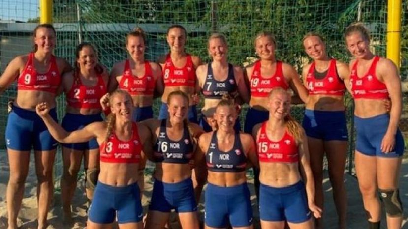 La selecci&oacute;n noruega, sancionada por usar mallas en lugar de bikini
