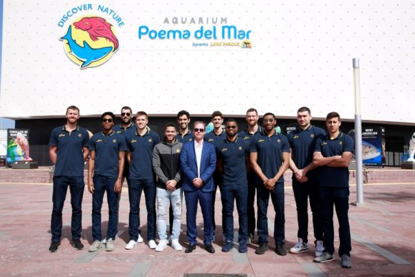 Visita de los jugadores del Herbalife Gran Canaria al Acuario Poema del Mar