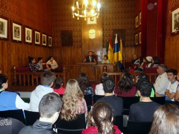 Gáldar: El Alcalde explica a alumnos del IES El Roque el funcionamiento de la Administración Local