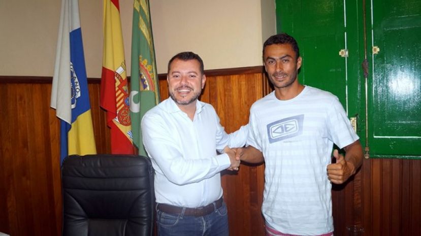Gáldar: El alcalde recibe al Campeón de España de Paddle Surf 2015