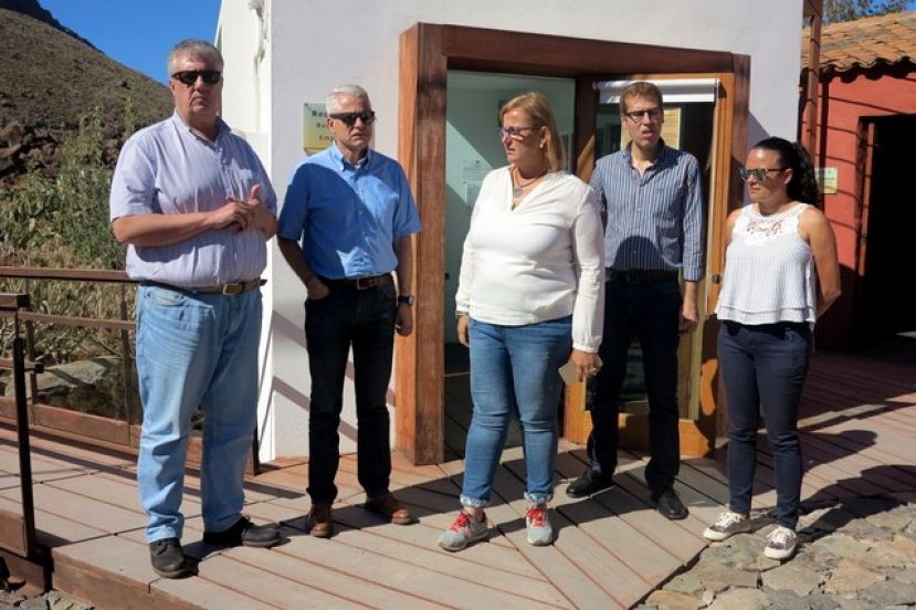 El consejero del Cabildo, Carlos Ruiz, cursa una visita a la necr&oacute;polis de Arteara