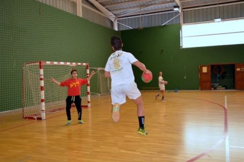 Balonmano: En marcha la &ldquo;Escuela de Verano&rdquo; del CB. G&aacute;ldar