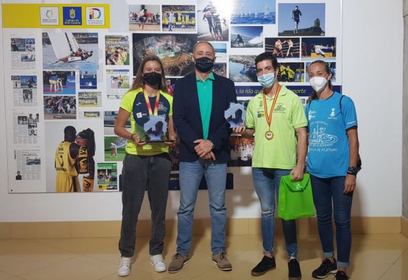 Francisco Castellano recibe a los atletas Andrea Monroy y &Oacute;liver Rodr&iacute;guez