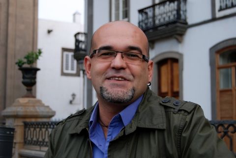 Alexis Ravelo presenta este jueves su última novela ‘Las flores no sangran’
