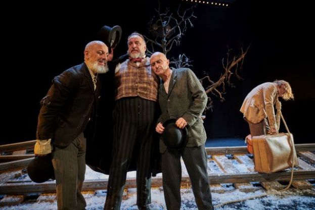 PEPE VIYUELA PROTAGONIZA EN EL CUYÁS ‘ESPERANDO A GODOT’, CUYAS FUNCIONES SE ADELANTAN A LAS 19.30 HORAS POR EL NUEVO TOQUE DE QUEDA