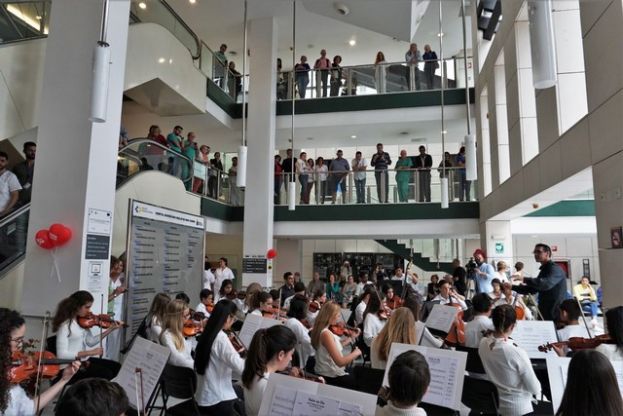 La Agrupaci&oacute;n de Cuerda de la Academia de la OFGC actu&oacute; en los Hospitales Dr. Negr&iacute;n, Insular y Materno Infantil