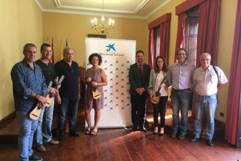 Agaete: La Obra Social la Caixa entrega al Ayuntamiento 15 timples