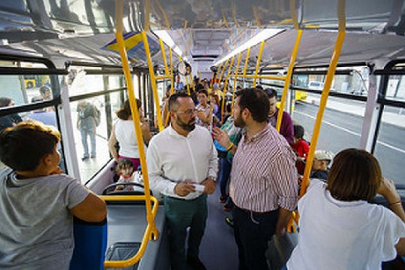 Guaguas incentiva el uso del transporte en Carnaval con una guagua-drag&oacute;n