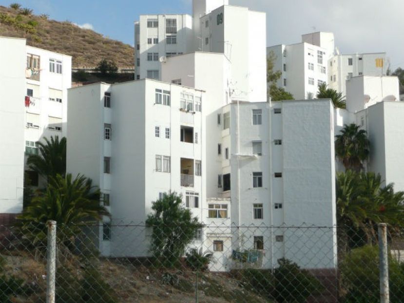 El Cabildo destina 2,7 millones de euros en rehabilitar 450 viviendas sociales de El Lasso en la capital grancanaria