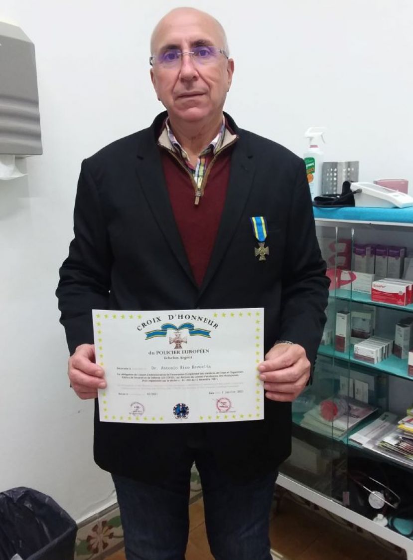Antonio Rico (Cruz Roja) condecorado con la Cruz de Honor de la Policía Europea