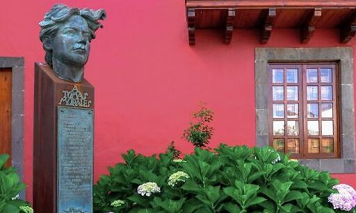 Homenaje en el busto de Tomás Morales por el 137 aniversario de su nacimiento en Moya