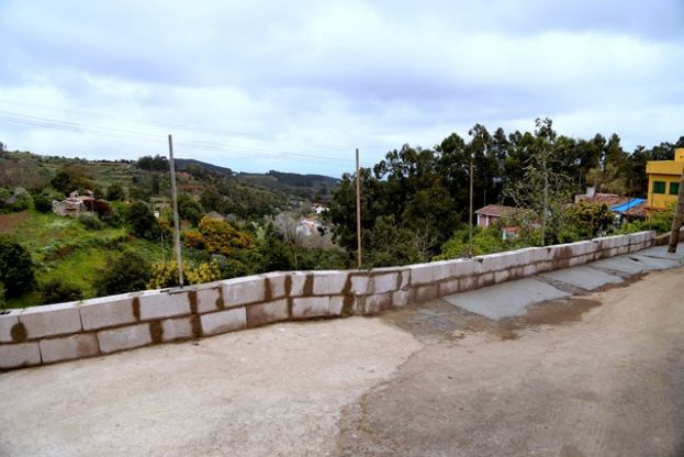 Valleseco: Finalizan las obras del muro del camino de la escuela, Caserón