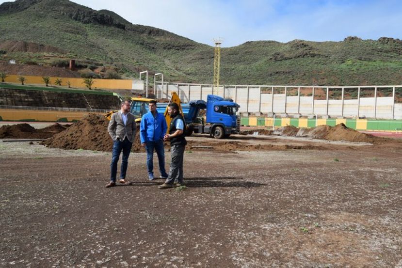 Gáldar: En marcha las obras de instalación del césped en el Campo fútbol de San Isidro