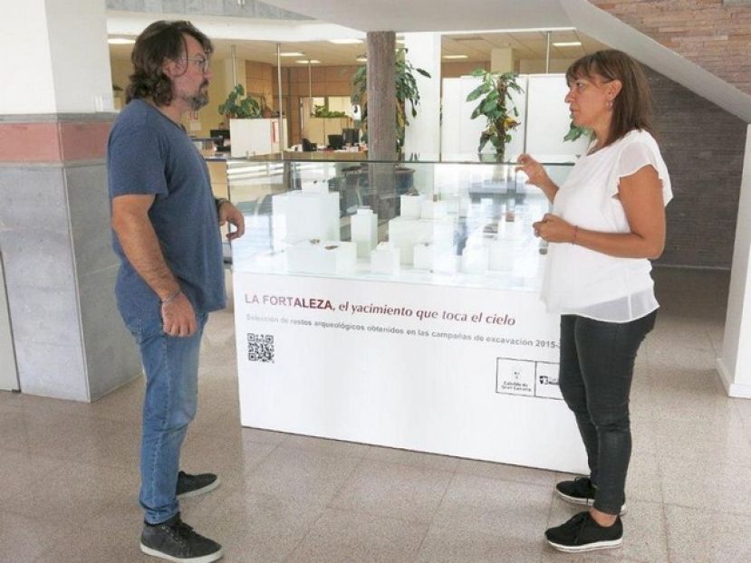 La entrada del Ayuntamiento acoge la exposici&oacute;n &lsquo;La Fortaleza, el yacimiento que toca el cielo&rsquo;