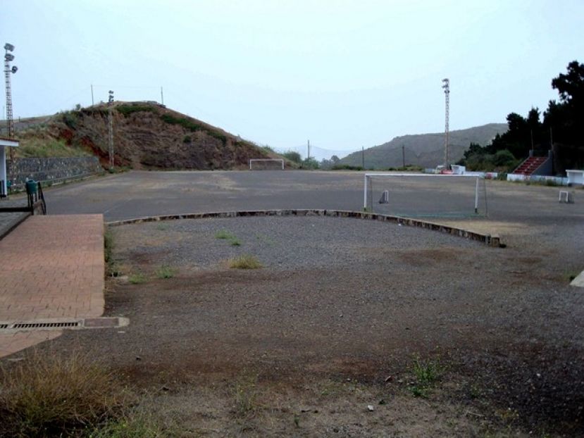 Solicitud para la colocación del césped artificial en el campo de Montaña Alta
