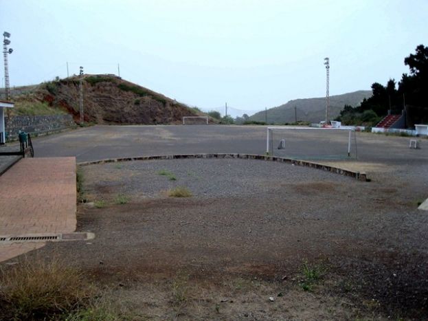 Solicitud para la colocación del césped artificial en el campo de Montaña Alta