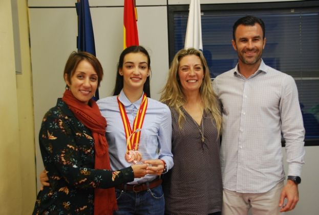 Mog&aacute;n reconoce los m&eacute;ritos deportivos de Claudia Naranjo y de Anas Chadli