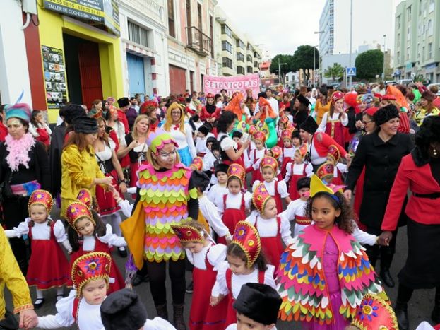 Gu&iacute;a: Masiva participaci&oacute;n de p&uacute;blico en la Gran Cabalgata de Carnaval