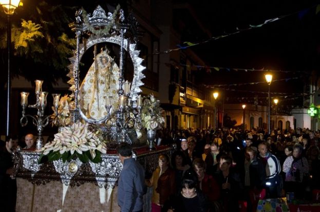 El cielo de la Villa de Moya se ilumina en honor a la Virgen de Candelaria