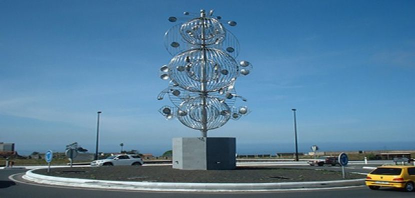 Arucas supervisa los trabajos de limpieza y acondicionamiento de la escultura Fobos