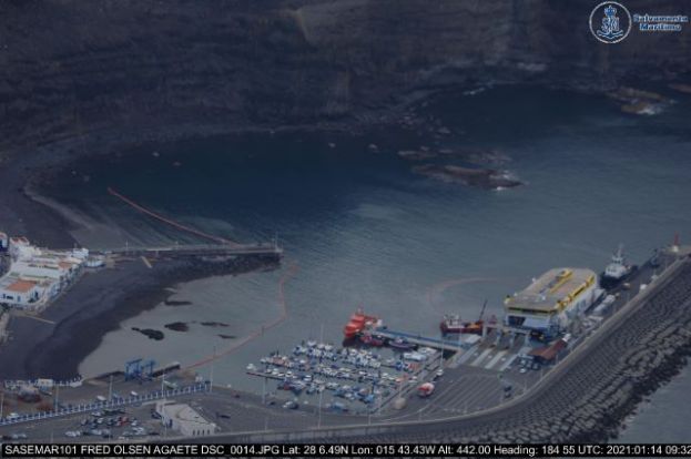 El gasoil vertido en Agaete se reduce a l&aacute;minas de tres litros y los equipos trabajan para que la pr&oacute;xima semana hayan desaparecido del todo