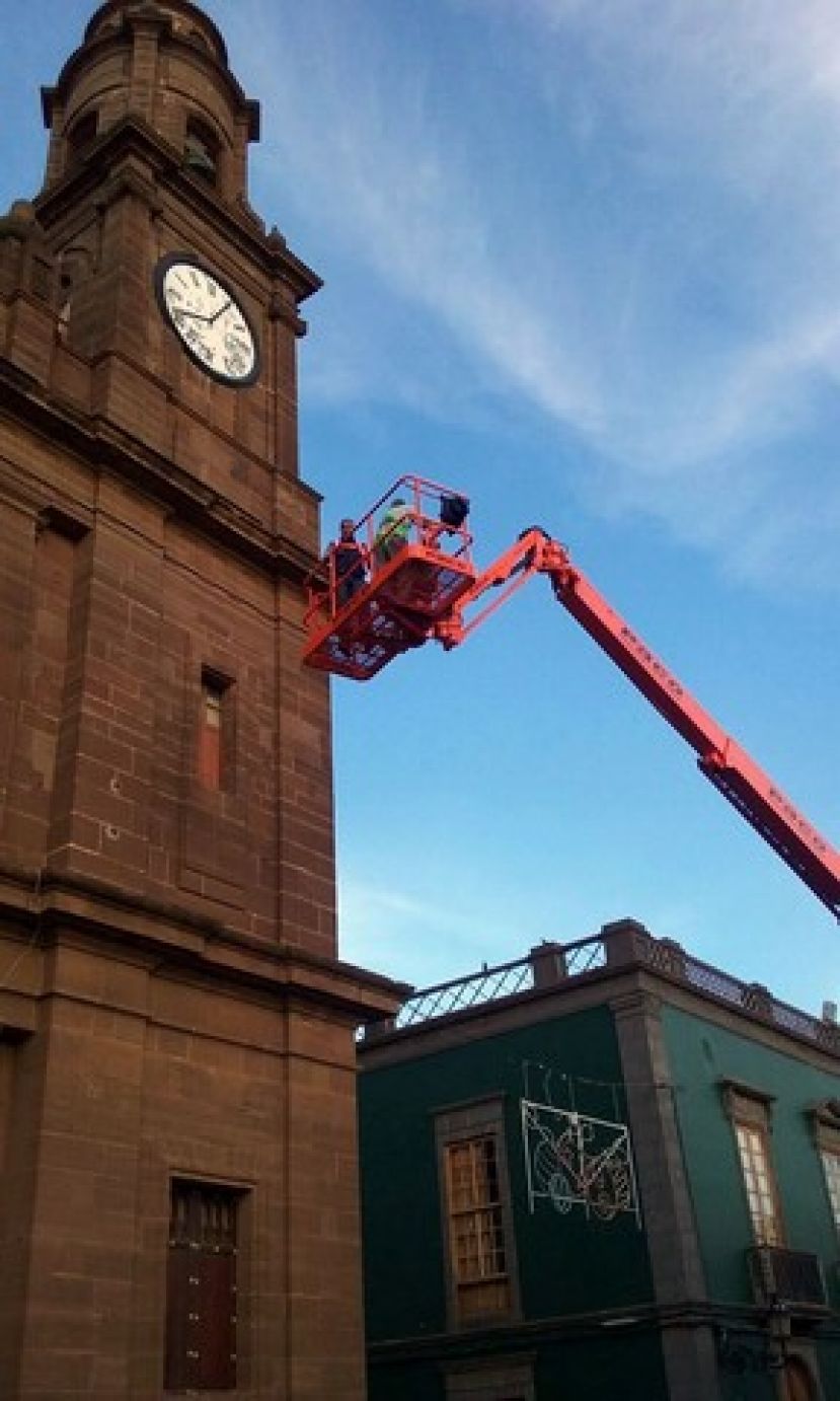 G&aacute;ldar: Pintado y acondicionamiento del reloj de la Iglesia de Santiago