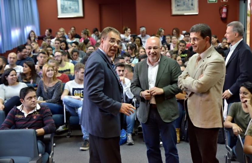 Morales insta a un centenar de j&oacute;venes del Instituto Cruz de Piedra a "no renunciar nunca" a decidir sobre su futuro