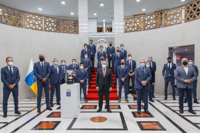 Ángel Víctor Torres recibió al Club Voleibol Guaguas, campeón de la Superliga