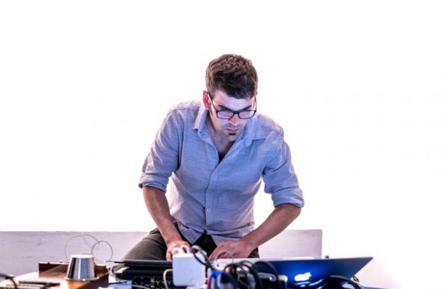 El artista y m&uacute;sico catal&aacute;n Edu Comelles presenta una acci&oacute;n sonora en el CAAM