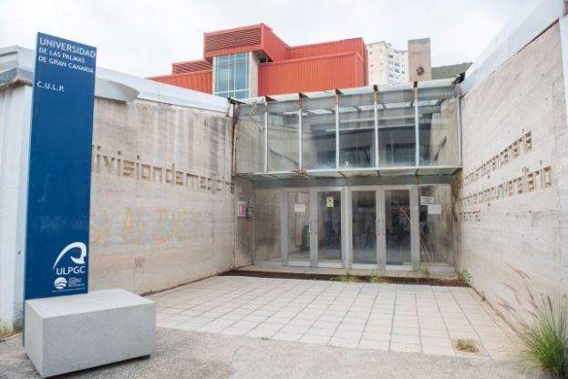 El Cabildo aprueba la cesión a Sanidad del antiguo Colegio Universitario de Las Palmas para la ampliación del Hospital Insular