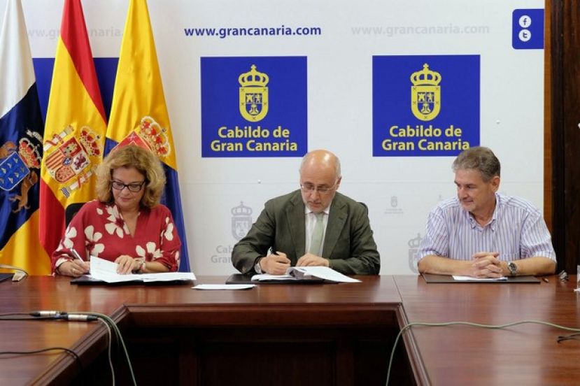 El piano de Alfredo Kraus, además de trajes, fotos y partituras llegan a Canarias