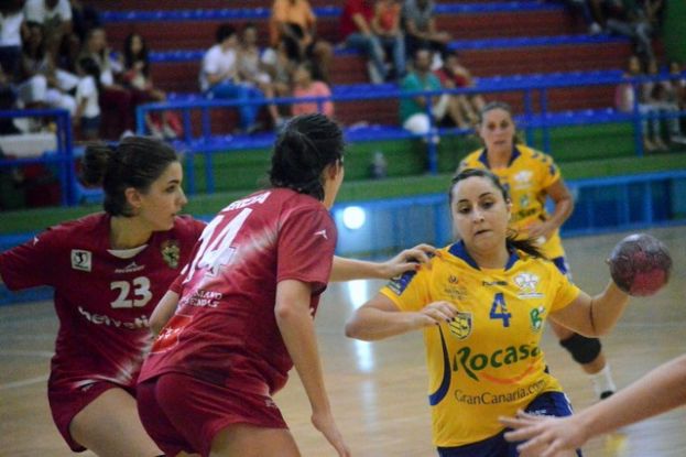 Balonmano: Melania Falcón: «Los resultados finales no tienen nada que ver con la realidad»