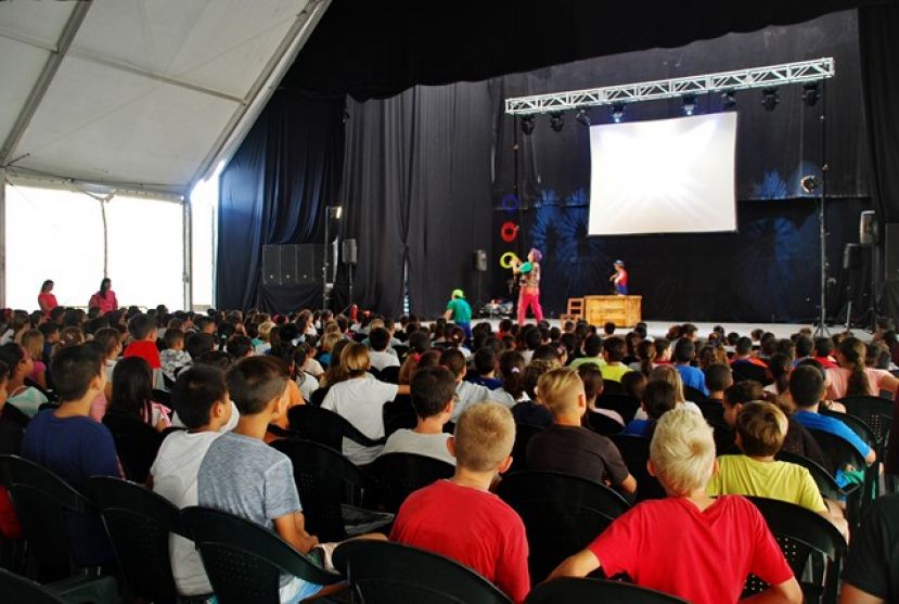 2.600 ni&ntilde;os y j&oacute;venes de Mog&aacute;n disfrutan de una semana de teatro