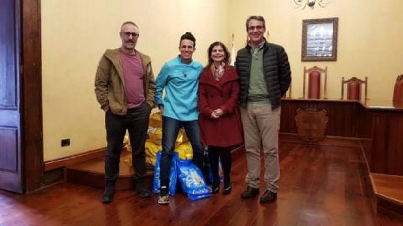 Agaete: 3 asociaciones de animales del noroeste reciben 200 kg de alimentos